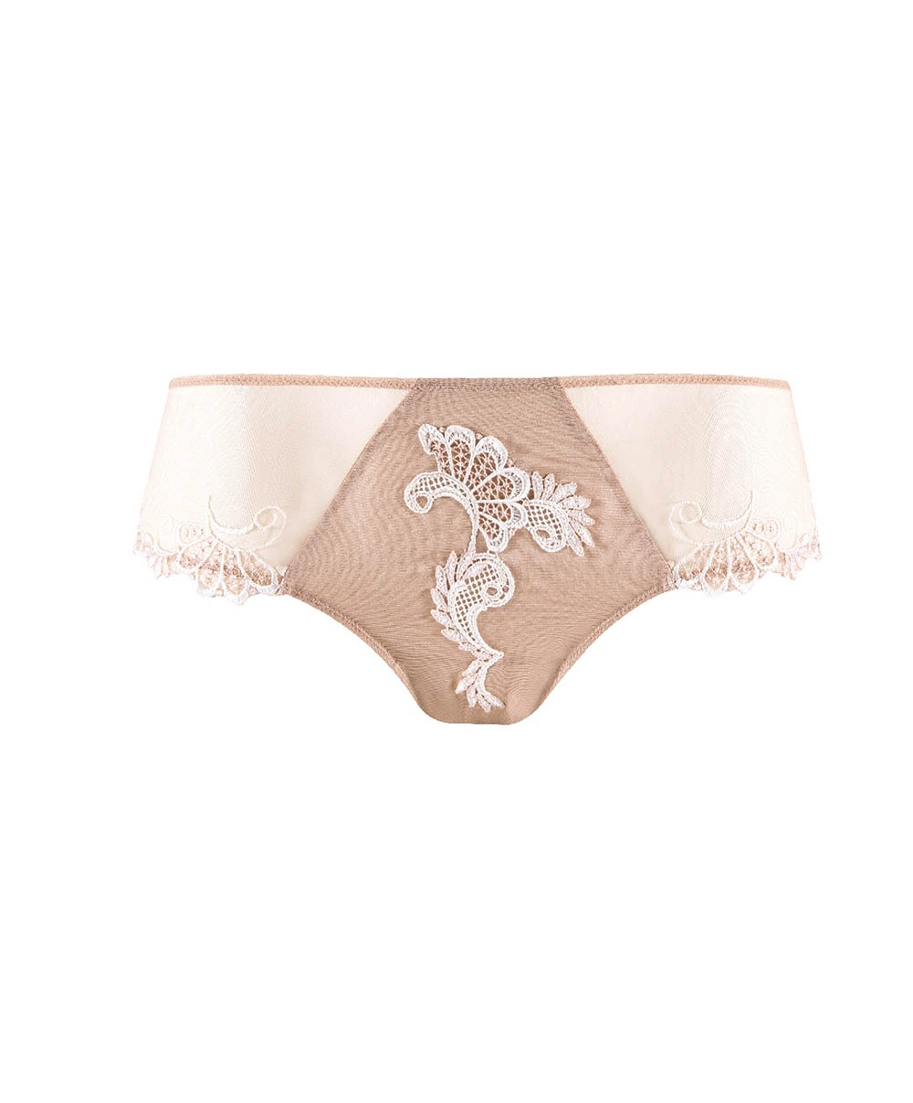 Shorty Grande Taille Collection De Lingerie Permanente Dressing Floral De Chez Lise Charmel, Coloris Ambre Nacre. 3 Shorty Grande Taille Collection De Lingerie Permanente Dressing Floral De Chez Lise Charmel, Coloris Ambre Nacre.