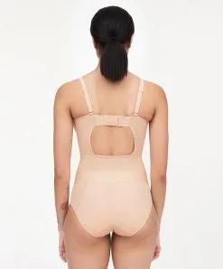 Body Sculptant Invisible Collection Smooth Lines De La Marque De Lingerie Chantelle, Coloris Beige Doré (=chair). 11 Body Sculptant Invisible Collection Smooth Lines De La Marque De Lingerie Chantelle, Coloris Beige Doré (=chair). -SOUTIEN-GORGE Soldes Boutique Body invisible sculptant Chantelle Smooth Lines Beige dore C11N70 01N 4