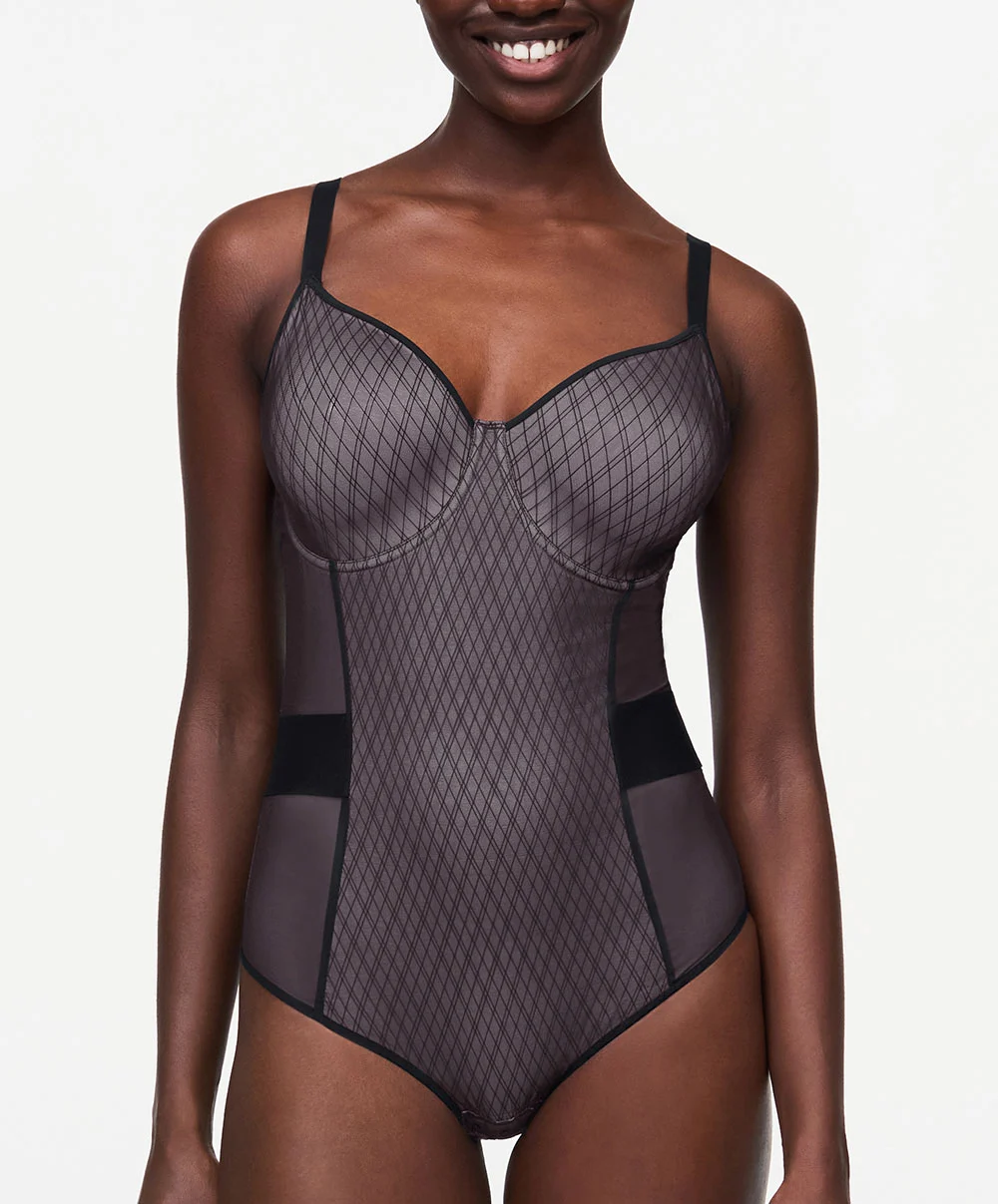 Body Sculptant Invisible Collection Smooth Lines De La Marque De Lingerie Chantelle, Coloris Noir Et Beige. 3 Body Sculptant Invisible Collection Smooth Lines De La Marque De Lingerie Chantelle, Coloris Noir Et Beige.