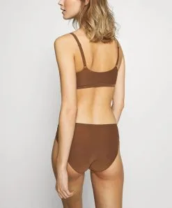 Bralette Paddée Bretelles Réglables Brun Invisible Collection Essentielle Soft Stretch De Chez Chantelle. 12 Bralette Paddée Bretelles Réglables Brun Invisible Collection Essentielle Soft Stretch De Chez Chantelle. -SOUTIEN-GORGE Soldes Boutique Bralette paddee reglables Chantelle soft stretch noyer brun C16A20 0ST 10