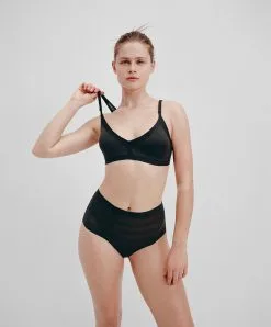 Bralette Avec Coques à Rayures Texturées Collection Soft Stretch Stripes Coloris Noir De Chez Chantelle Paris.  -SOUTIEN-GORGE Soldes Boutique Bralette paddee reglables Chantelle soft stretch stripes noir C20D10 011 fashion 1