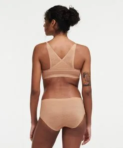 Bralette Avec Coques à Rayures Texturées Collection Soft Stretch Stripes Coloris Sirocco (=peau) De Chez Chantelle Paris. 13 Bralette Avec Coques à Rayures Texturées Collection Soft Stretch Stripes Coloris Sirocco (=peau) De Chez Chantelle Paris. -SOUTIEN-GORGE Soldes Boutique Bralette paddee reglables Chantelle soft stretch stripes sirocco chair C20D10 00Q 505