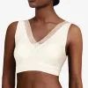 Brassière à Coques Sans Armatures Ivoire Invisible Décolleté En Dentelle Collection Essentielle Soft Stretch De Chez Chantelle.