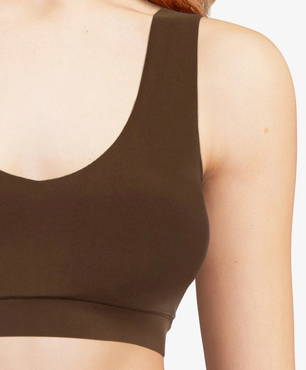 Brassière Paddée Col V Brune Invisible Collection Essentielle Soft Stretch De Chez Chantelle. 5 Brassière Paddée Col V Brune Invisible Collection Essentielle Soft Stretch De Chez Chantelle. – Image 3