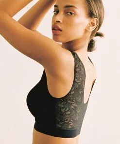 Brassière Paddée Dentelle Noire Invisible Collection Essentielle Soft Stretch De Chez Chantelle.  -SOUTIEN-GORGE Soldes Boutique Brassiere paddee dentelle Chantelle soft stretch noir C11G10 011 30