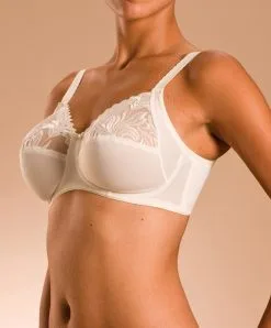 Soutien-gorge Sans Armatures Ivoire Coupe Couvrante Et Emboîtante  De La Collection Amazone Par Chantelle Paris.  -SOUTIEN-GORGE Soldes Boutique C2102 Soutien gorge Sans Armatures Nacre Ivoire Amazone Chantelle Trois Quarts