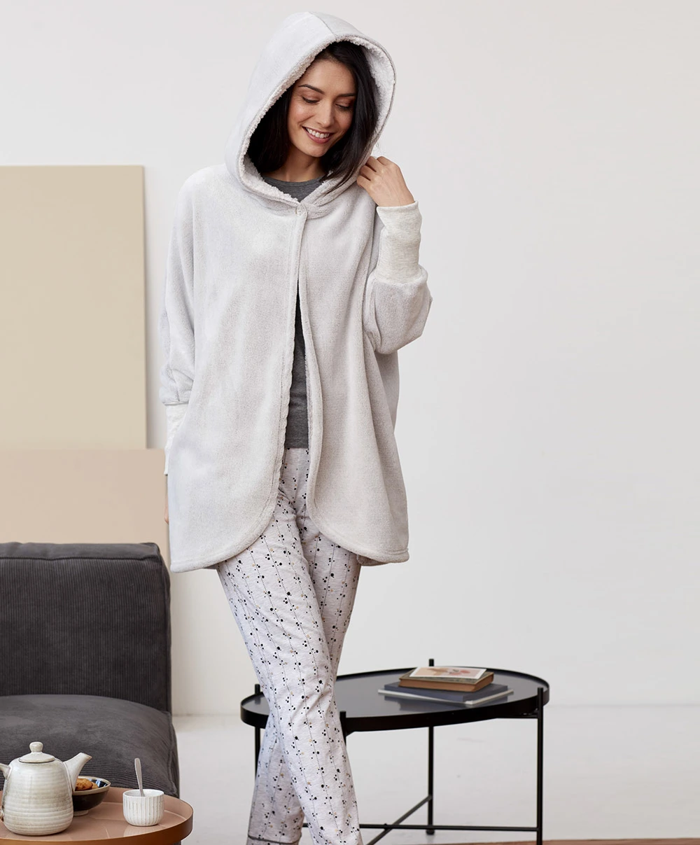 Cape Fourrure à Capuche Thème OPALE De Chez Dodo Homewear. 4 Cape Fourrure à Capuche Thème OPALE De Chez Dodo Homewear. – Image 2