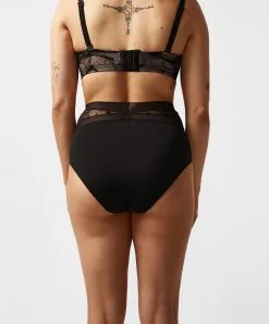 Culotte Haute De La Marque De Lingerie Chantelle, Collection True Lace, Coloris Noir. -SOUTIEN-GORGE Soldes Boutique Culotte haute Chantelle true lace noir C11M80 011 9