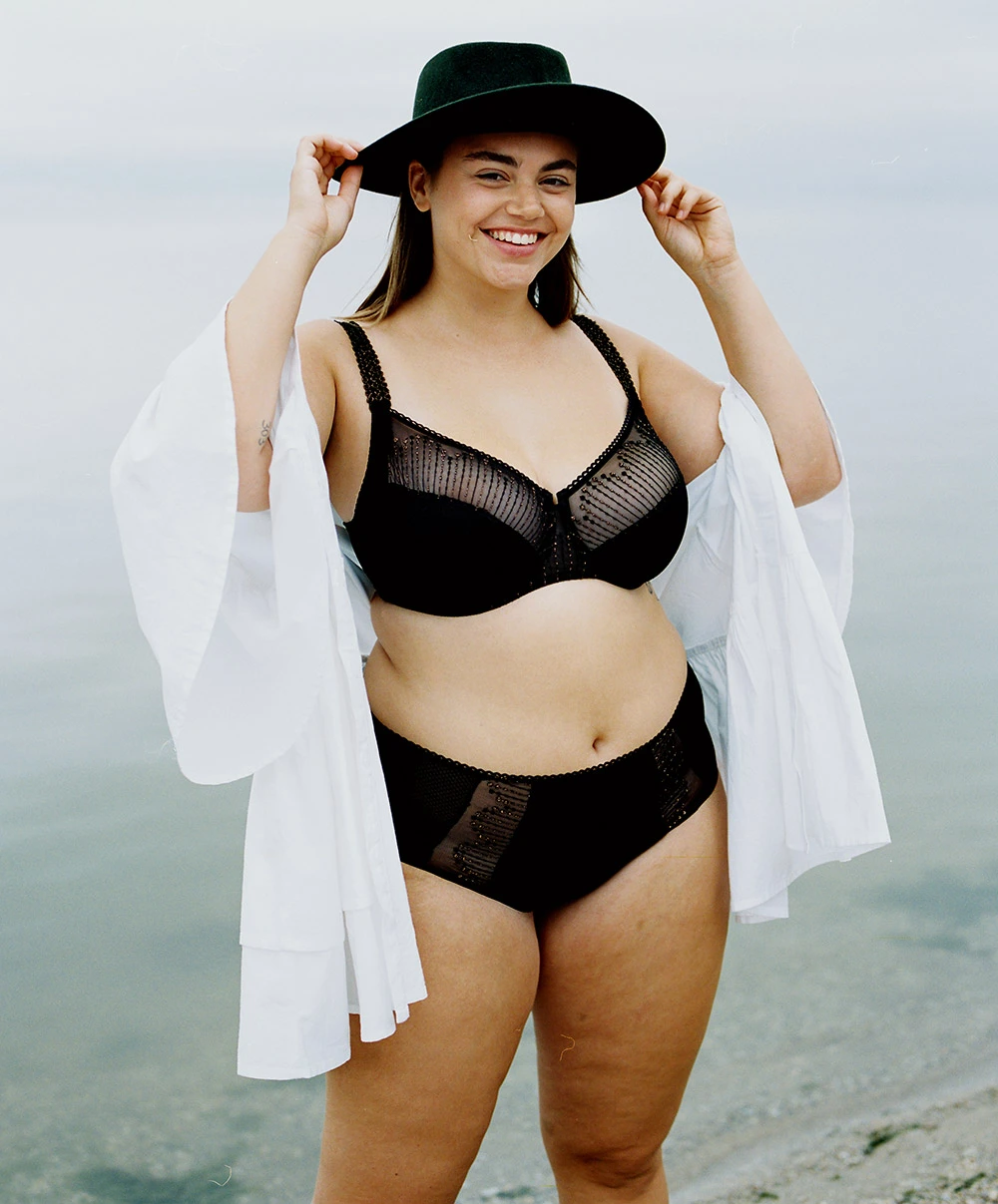 Culotte Maintien Taille Haute Chantelle De La Collection Luminesce En Coloris Noir/or. 7 Culotte Maintien Taille Haute Chantelle De La Collection Luminesce En Coloris Noir/or. – Image 5