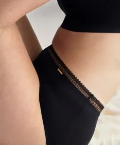 Culotte Menstruelle Taille Haute Graphique De La Gamme Life Par La Marque Chantelle, Coloris Noir. -SOUTIEN-GORGE Soldes Boutique Culotte menstruelle taille haute graphique forme shorty Chantelle Life noir C16L70 011 4