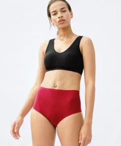 Culotte Taille Haute Rouge Invisible Collection Essentielle Soft Stretch De Chez Chantelle.   -SOUTIEN-GORGE Soldes Boutique Culotte taille haute Chantelle soft stretch coquelicot rouge C26470 0YU 101