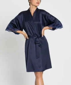 Déshabillé Court En Soie Lise Charmel Collection Splendeur Soie, Coloris Splendeur Bermudes (=bleu Marine). -SOUTIEN-GORGE Soldes Boutique Deshabille en soie Lise Charmel Splendeur soie bermudes bleu marine ALC2080 BS 501