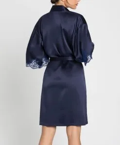 Déshabillé Court En Soie Lise Charmel Collection Splendeur Soie, Coloris Splendeur Bermudes (=bleu Marine). -SOUTIEN-GORGE Soldes Boutique Deshabille en soie Lise Charmel Splendeur soie bermudes bleu marine ALC2080 BS 502