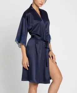 Déshabillé Court En Soie Lise Charmel Collection Splendeur Soie, Coloris Splendeur Bermudes (=bleu Marine). -SOUTIEN-GORGE Soldes Boutique Deshabille en soie Lise Charmel Splendeur soie bermudes bleu marine ALC2080 BS 503