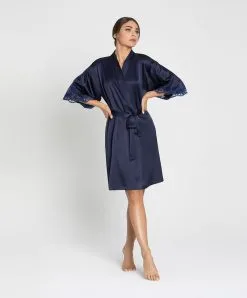 Déshabillé Court En Soie Lise Charmel Collection Splendeur Soie, Coloris Splendeur Bermudes (=bleu Marine). -SOUTIEN-GORGE Soldes Boutique Deshabille en soie Lise Charmel Splendeur soie bermudes bleu marine ALC2080 BS 504