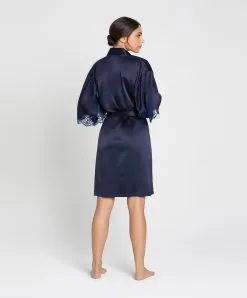 Déshabillé Court En Soie Lise Charmel Collection Splendeur Soie, Coloris Splendeur Bermudes (=bleu Marine). -SOUTIEN-GORGE Soldes Boutique Deshabille en soie Lise Charmel Splendeur soie bermudes bleu marine ALC2080 BS 505