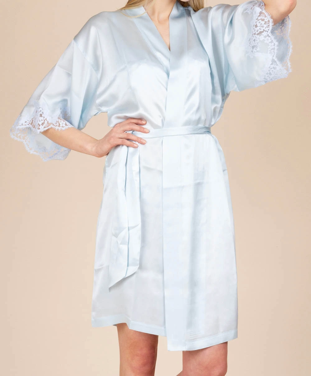 Déshabillé Court En Soie Lise Charmel Collection Splendeur Soie Coloris Splendeur Azur (bleu Ciel). 3 Déshabillé Court En Soie Lise Charmel Collection Splendeur Soie Coloris Splendeur Azur (bleu Ciel).