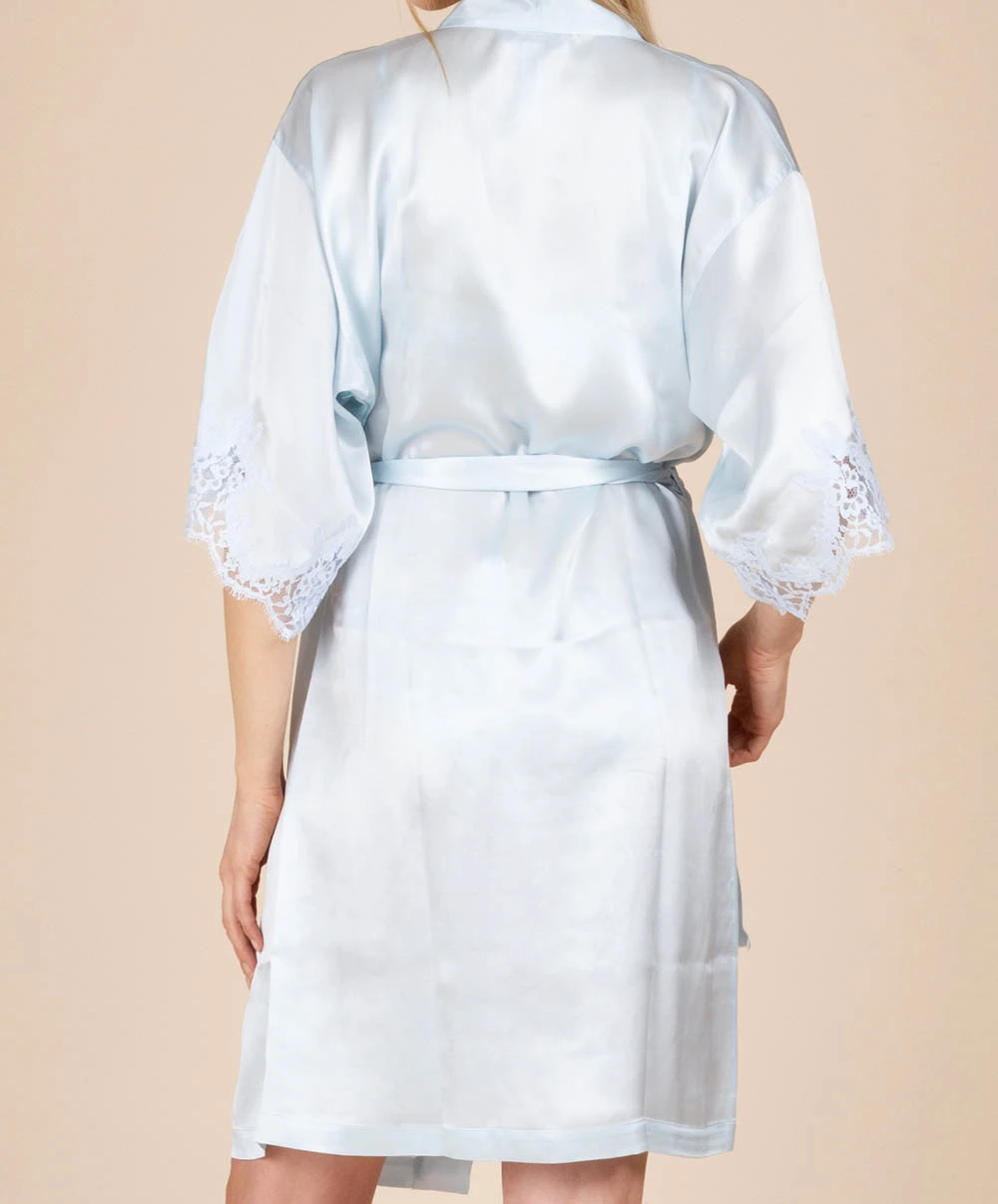 Déshabillé Court En Soie Lise Charmel Collection Splendeur Soie Coloris Splendeur Azur (bleu Ciel). 4 Déshabillé Court En Soie Lise Charmel Collection Splendeur Soie Coloris Splendeur Azur (bleu Ciel). – Image 2