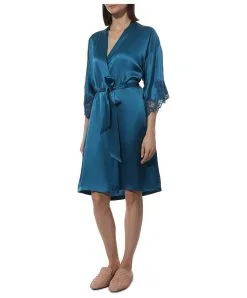 Déshabillé Court En Soie Lise Charmel Collection Splendeur Soie Coloris Cyan à Mi-chemin Entre Le Bleu Et Le Vert, Dans L'esprit D'un Plumage De Paon. -SOUTIEN-GORGE Soldes Boutique Deshabille en soie Lise Charmel Splendeur soie cyan bleu vert ALC2080 SC 503