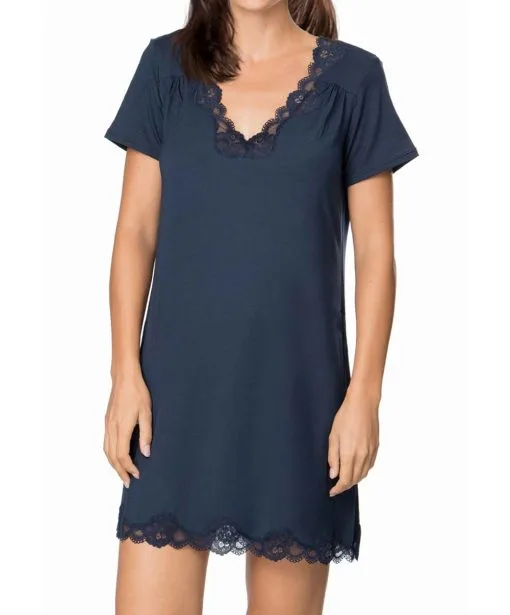 ANTIGEL DE LISE CHARMEL Nuisette Manches Courtes Collection Homewear Simply Perfect En Coloris Bleu Marine De Chez Antigel Par Lise Charmel. -SOUTIEN-GORGE Soldes Boutique Nuisette manches courtes Antigel de Lise Charmel Simply perfect bleu marine FNA1006 BM 1