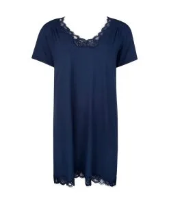 ANTIGEL DE LISE CHARMEL Nuisette Manches Courtes Collection Homewear Simply Perfect En Coloris Bleu Marine De Chez Antigel Par Lise Charmel. -SOUTIEN-GORGE Soldes Boutique Nuisette manches courtes Antigel de Lise Charmel Simply perfect bleu marine FNA1006 BM 101