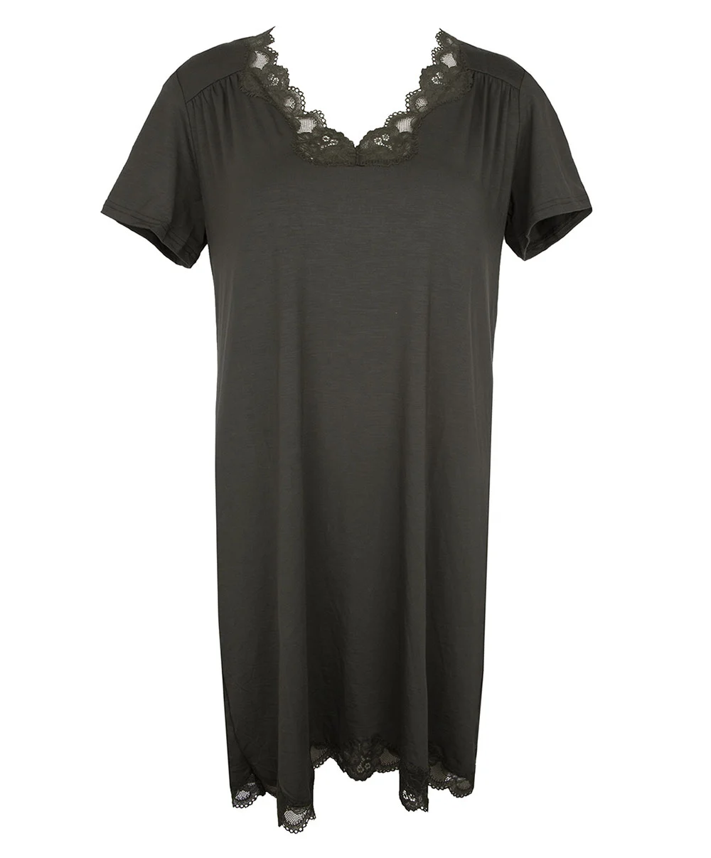 ANTIGEL DE LISE CHARMEL Nuisette Manches Courtes Collection Homewear Simply Perfect En Coloris Éclat Aventure (=kaki) De Chez Antigel Par Lise Charmel. 3 ANTIGEL DE LISE CHARMEL Nuisette Manches Courtes Collection Homewear Simply Perfect En Coloris Éclat Aventure (=kaki) De Chez Antigel Par Lise Charmel.