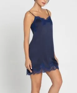Nuisette Charme En Soie Lise Charmel Collection Splendeur Soie, Coloris Splendeur Bermudes (=bleu Marine). -SOUTIEN-GORGE Soldes Boutique Nuisette soie charme Lise Charmel Splendeur soie bermudes bleu marine ALC1080 BS 503