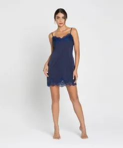 Nuisette Charme En Soie Lise Charmel Collection Splendeur Soie, Coloris Splendeur Bermudes (=bleu Marine). -SOUTIEN-GORGE Soldes Boutique Nuisette soie charme Lise Charmel Splendeur soie bermudes bleu marine ALC1080 BS 504