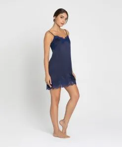 Nuisette Charme En Soie Lise Charmel Collection Splendeur Soie, Coloris Splendeur Bermudes (=bleu Marine). -SOUTIEN-GORGE Soldes Boutique Nuisette soie charme Lise Charmel Splendeur soie bermudes bleu marine ALC1080 BS 506
