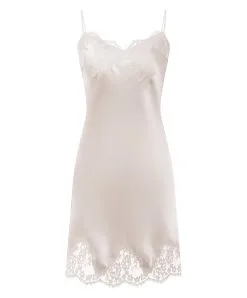 Nuisette Charme En Soie Lise Charmel Collection Splendeur Soie Coloris écru Nacre (=ivoire). 9 Nuisette Charme En Soie Lise Charmel Collection Splendeur Soie Coloris écru Nacre (=ivoire). -SOUTIEN-GORGE Soldes Boutique Nuisette soie charme Lise Charmel Splendeur soie ecru nacre ivoire ALC1080 EN 10