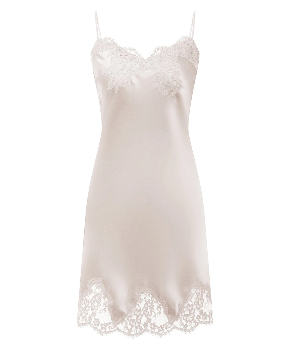 Nuisette Charme En Soie Lise Charmel Collection Splendeur Soie Coloris écru Nacre (=ivoire). 6 Nuisette Charme En Soie Lise Charmel Collection Splendeur Soie Coloris écru Nacre (=ivoire). – Image 4