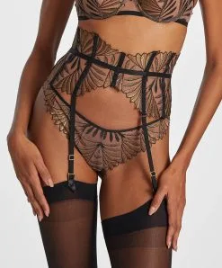 Serre Taille Aubade X Iris Van Herpen Collection Sensory Illusion. 12 Serre Taille Aubade X Iris Van Herpen Collection Sensory Illusion. -SOUTIEN-GORGE Soldes Boutique Serre taille sensory illusion Aubade golden leaves RC52 GLEA 1