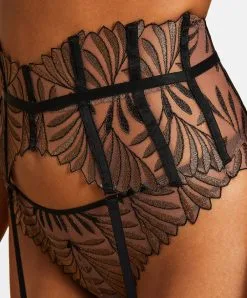 Serre Taille Aubade X Iris Van Herpen Collection Sensory Illusion. 10 Serre Taille Aubade X Iris Van Herpen Collection Sensory Illusion. -SOUTIEN-GORGE Soldes Boutique Serre taille sensory illusion Aubade golden leaves RC52 GLEA 2