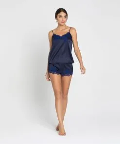 Short En Soie Lise Charmel Collection Splendeur Soie, Coloris Splendeur Bermudes (=bleu Marine). -SOUTIEN-GORGE Soldes Boutique Short en soie Lise Charmel Splendeur soie bermudes bleu marine ALC0180 BS 504