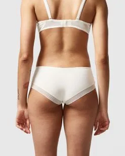 Shorty De La Marque De Lingerie Chantelle, Collection True Lace, Coloris Milk (=nacre). -SOUTIEN-GORGE Soldes Boutique Shorty Chantelle true lace milk nacre C11M40 0LW 506