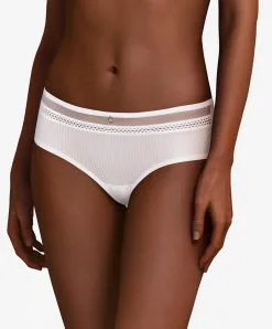 Shorty Couvrant Collection Chic Essential Coloris Blanc De Chez Chantelle Paris. 