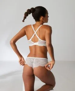 Simone Perele Shorty En Dentelle Simone Pérèle Collection De Lingerie Permanente Karma Coloris Naturel (=ivoire). 11 Simone Perele Shorty En Dentelle Simone Pérèle Collection De Lingerie Permanente Karma Coloris Naturel (=ivoire). -SOUTIEN-GORGE Soldes Boutique Shorty en dentelle Simone Perele Karma naturel nacre 12V630 030 4