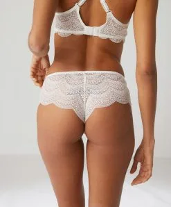 Simone Perele Shorty En Dentelle Simone Pérèle Collection De Lingerie Permanente Karma Coloris Naturel (=ivoire). 13 Simone Perele Shorty En Dentelle Simone Pérèle Collection De Lingerie Permanente Karma Coloris Naturel (=ivoire). -SOUTIEN-GORGE Soldes Boutique Shorty en dentelle Simone Perele Karma naturel nacre 12V630 030 6