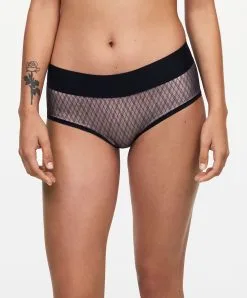 Shorty Sculptant Invisible Collection Smooth Lines De La Marque De Lingerie Chantelle, Coloris Noir Et Beige.