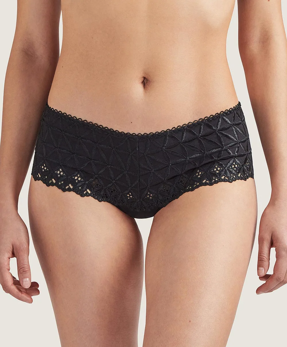 Shorty Taille Basse "St Tropez" Collection Lingerie Bahia & Moi Coloris Noir De Chez Aubade Paris. 3 Shorty Taille Basse "St Tropez" Collection Lingerie Bahia & Moi Coloris Noir De Chez Aubade Paris.