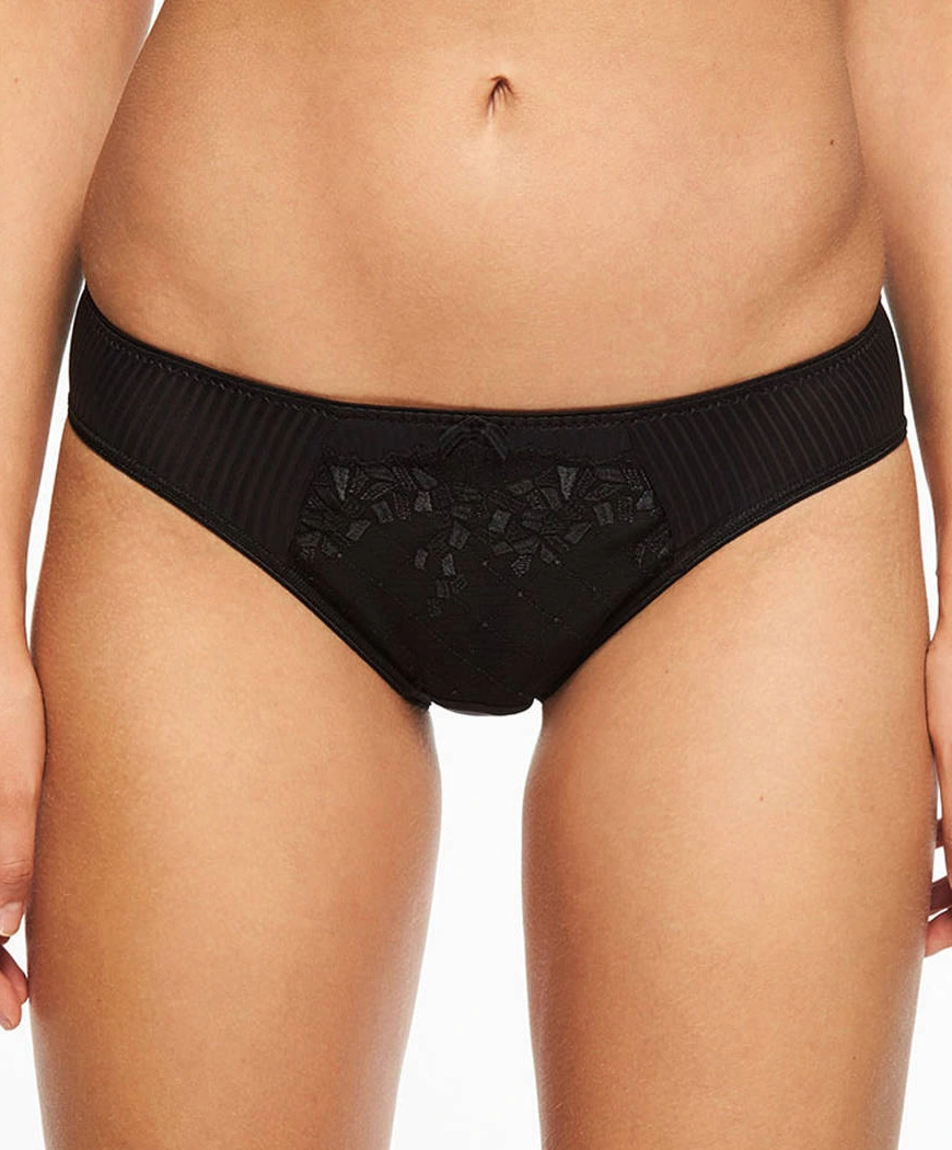 Slip Noir De La Collection De Lingerie Quotidienne Pont Neuf De Par Chantelle. 3 Slip Noir De La Collection De Lingerie Quotidienne Pont Neuf De Par Chantelle.