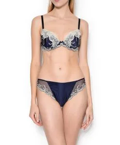Slip Fantasie Splendeur Soie De La Marque Lise Charmel 8 Slip Fantasie Splendeur Soie De La Marque Lise Charmel -SOUTIEN-GORGE Soldes Boutique Slip dos opaque Lise Charmel Splendeur Soie Bleu marine ACC0280 SM ensemble