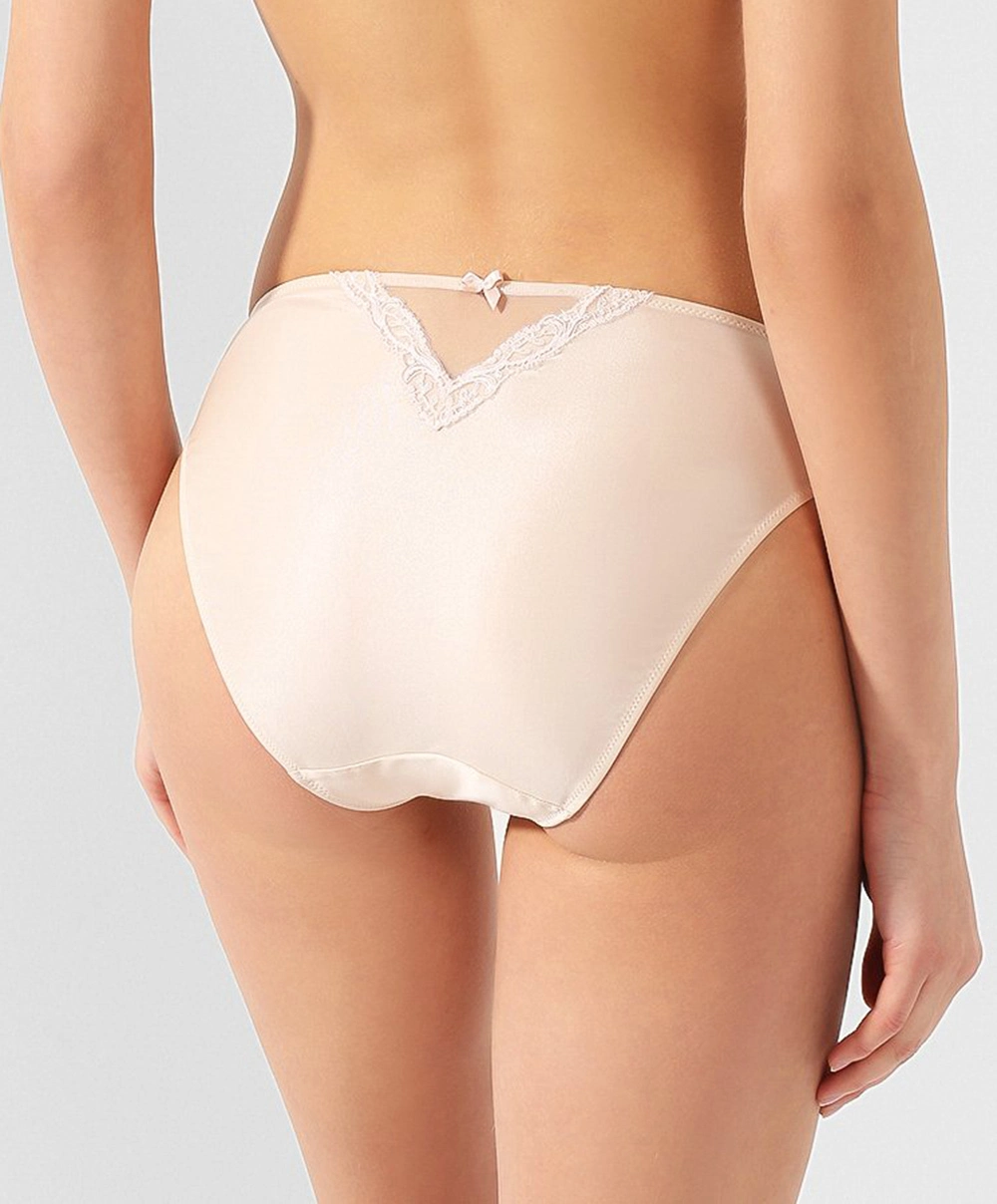 Slip "fantaisie" à Dos Opaque En Soie Lise Charmel Collection Splendeur Soie, Coloris Splendeur Aurore (=nude). 4 Slip "fantaisie" à Dos Opaque En Soie Lise Charmel Collection Splendeur Soie, Coloris Splendeur Aurore (=nude). – Image 2