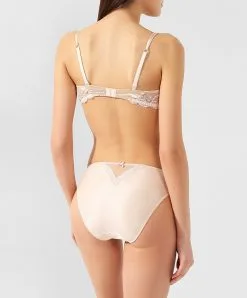 Slip "fantaisie" à Dos Opaque En Soie Lise Charmel Collection Splendeur Soie, Coloris Splendeur Aurore (=nude). 11 Slip "fantaisie" à Dos Opaque En Soie Lise Charmel Collection Splendeur Soie, Coloris Splendeur Aurore (=nude). -SOUTIEN-GORGE Soldes Boutique Slip dos opaque en soie Lise Charmel Splendeur soie aurore chair ACC0280 SR 504