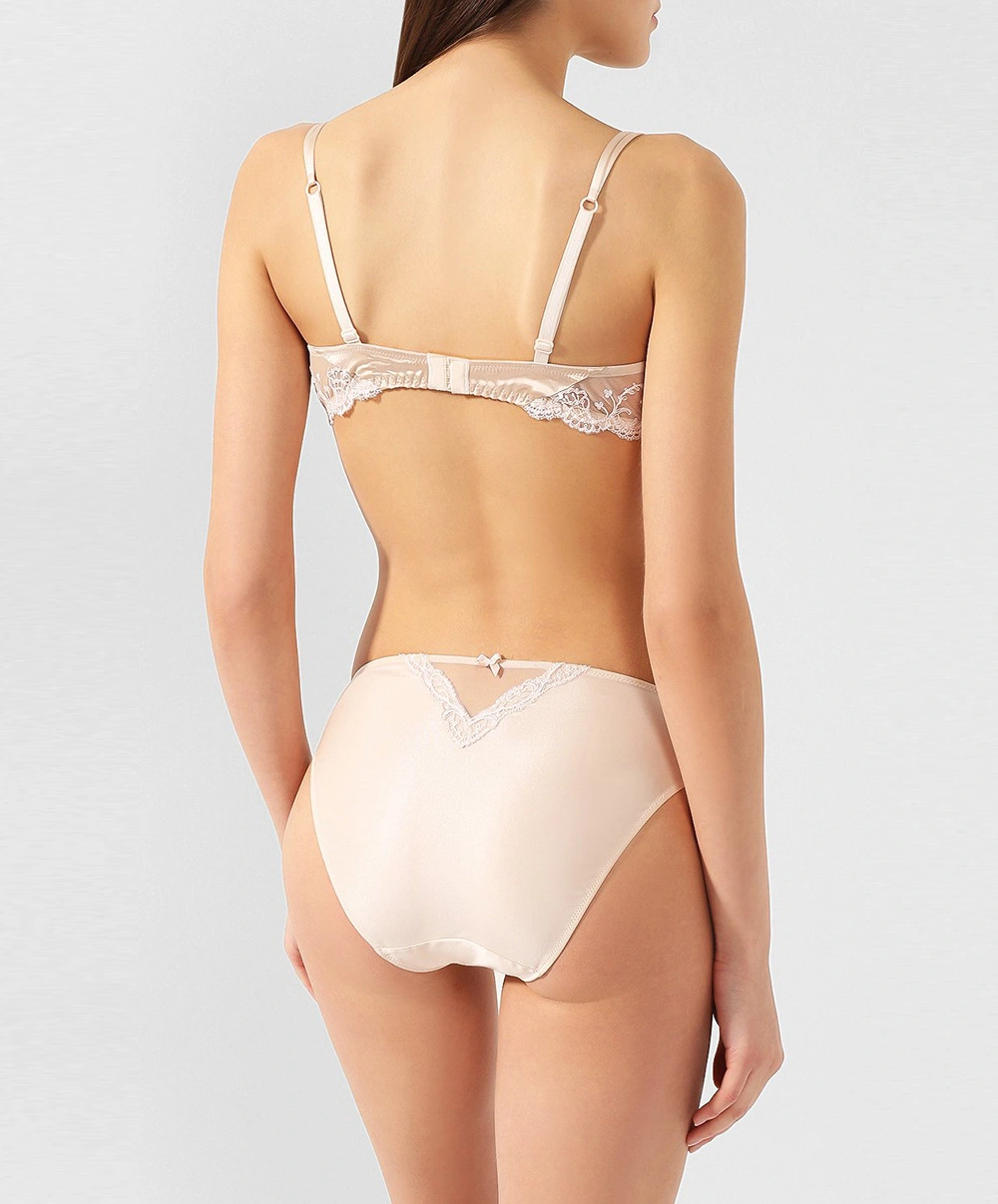 Slip "fantaisie" à Dos Opaque En Soie Lise Charmel Collection Splendeur Soie, Coloris Splendeur Aurore (=nude). 6 Slip "fantaisie" à Dos Opaque En Soie Lise Charmel Collection Splendeur Soie, Coloris Splendeur Aurore (=nude). – Image 4