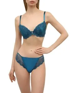 Slip "fantaisie" à Dos Opaque En Soie Lise Charmel Collection Splendeur Soie Coloris Cyan à Mi-chemin Entre Le Bleu Et Le Vert, Dans L'esprit D'un Plumage De Paon. -SOUTIEN-GORGE Soldes Boutique Slip dos opaque en soie Lise Charmel Splendeur soie cyan bleu vert ACC0280 SC 3