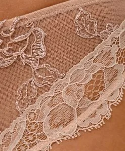 Slip Dos Opaque Ligne Sublime En Dentelle De La Marque De Lingerie Française Lise Charmel, Coloris Nude Sublime. -SOUTIEN-GORGE Soldes Boutique Slip fantaisie Lise Charmel Sublime en dentelle nude sublime chair ACH0213 NS 504