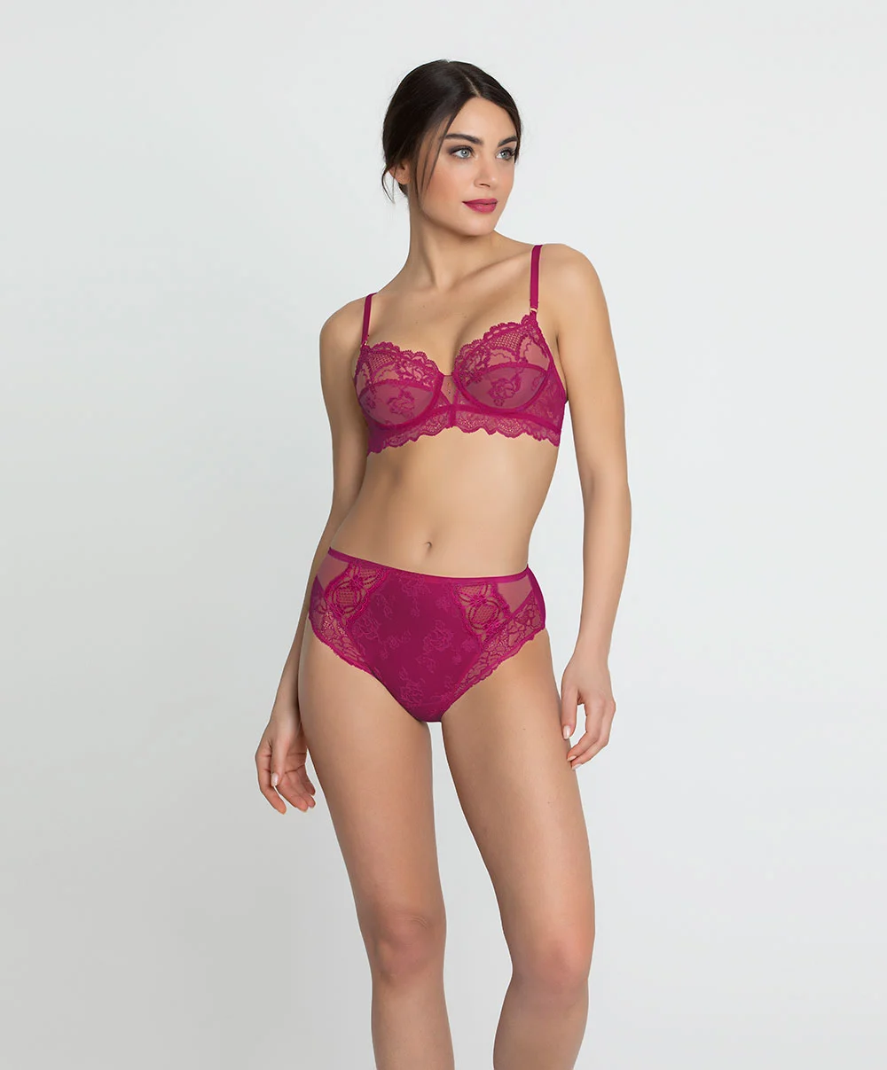 Slip Haut Ligne Sublime En Dentelle De La Marque De Lingerie Française Lise Charmel, Coloris Fuchsia Sublime. 6 Slip Haut Ligne Sublime En Dentelle De La Marque De Lingerie Française Lise Charmel, Coloris Fuchsia Sublime. – Image 4