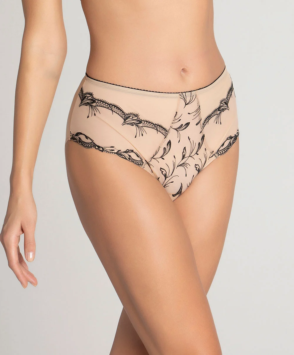 Slip Haut Grande Taille Lise Charmel De La Collection Lingerie De Charme Follement Sexy En Coloris Nude Sexy. 5 Slip Haut Grande Taille Lise Charmel De La Collection Lingerie De Charme Follement Sexy En Coloris Nude Sexy. – Image 3