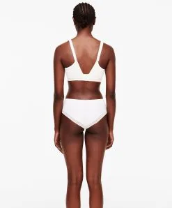 Soutien-gorge Armatures Très Enveloppant De La Marque De Lingerie Chantelle, Collection True Lace, Coloris Milk (=nacre). -SOUTIEN-GORGE Soldes Boutique Soutien gorge armatures tres enveloppant Chantelle true lace milk nacre C11M10 0LW 504